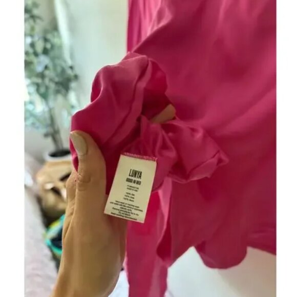 LUNYA Washable Silk Tee Set Caffeinated Pink Pajamas Size Medium w Scrunchie NEW - Picture 7 of 8